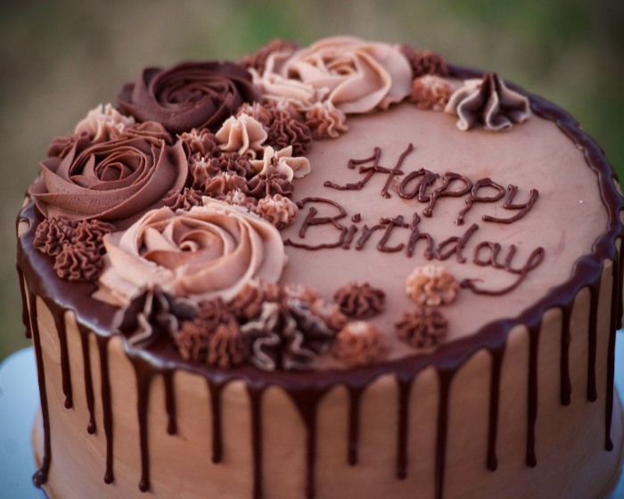 Tort – pomysł na słodki prezent urodzinowy
