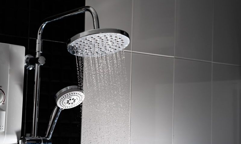 Nowe oblicze kąpieli – wybór między prysznicem z deszczownicą a klasycznym rozwiązaniem