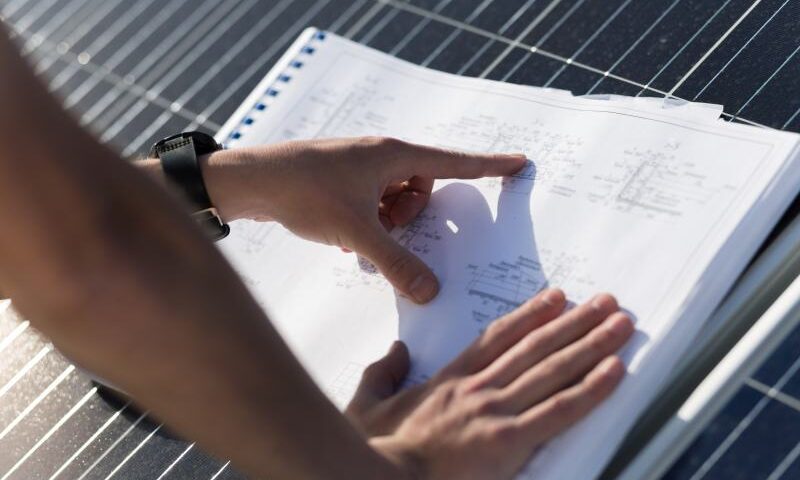 Energia słoneczna i przechowywanie prądu - Analiza działania i kosztów akumulatorów słonecznych