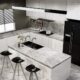 Eleganckie wnętrza kuchni - propozycje nowoczesnych aranżacji białych kuchni z dodatkiem czerni