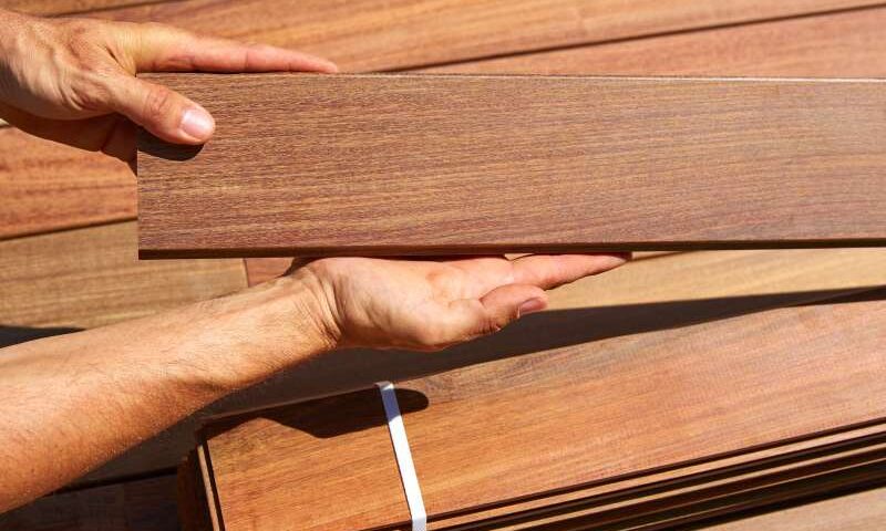 Jak zamontować dekoracyjne panele imitujące drewno na elewacji
