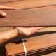 Jak zamontować dekoracyjne panele imitujące drewno na elewacji