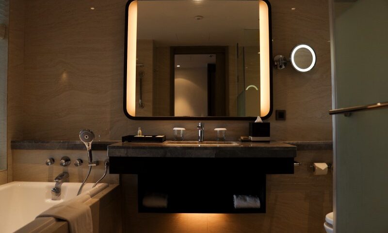 Jak wybrać lustro do łazienki, które będzie zarówno praktyczne, jak i estetyczne?