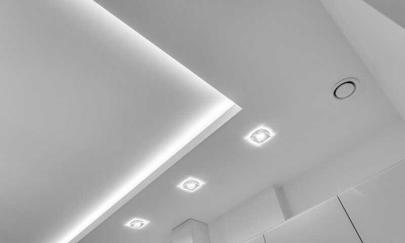Jakie światło do salonu wybrać według architektów wnętrz - ledy czy halogeny