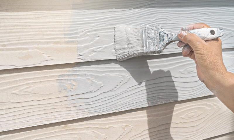 Malowanie drewnianego domku domowego sposób Malowanie domku drewnianego - jak to zrobić? Jak pomalować drewniany domek?