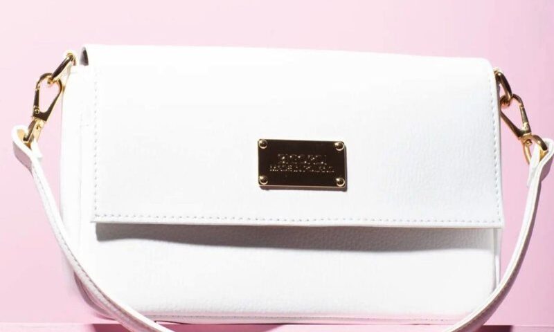 Biała torebka damska - czy warto mieć ją w swojej szafie?