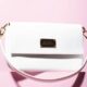 Biała torebka damska - czy warto mieć ją w swojej szafie?